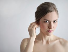 Mulher posando para foto para exaltar sua beleza e saúde